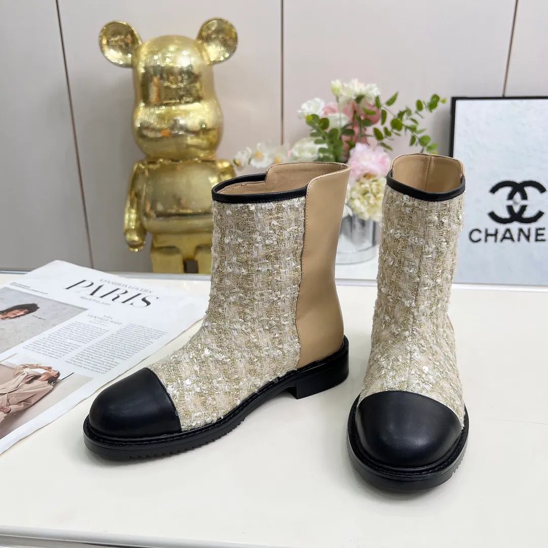 👟👟Ex-factory price 720👟👟 High version of Chanel CHANEL, 🌞🌞🌞Xiaoxiang’s latest 2025 autumn and winter short boots, a must-have item for this autumn and winter season! ! Ms. Chanel loves simple yet irresistible combinations to show her unique style. Mix and match freely to shine⚡Follow Grandma’s fashion steps! ! ! The top-notch craftsmanship and texture are perfectly presented. No matter any details, you can compare them with the counters. The best quality products can be entered and exited from the counters at will! ❶Fabric: imported sheepskin with customized fabrics ❷Lining: sheepskin lining ❸Foot pads: sheepskin ❹Outsole: original molded sole ❺Heel height: 3.5cm ❻Boot shaft height: total height 7 inches ❼Number: 35-40 (40 and 41 are customized and cannot be returned)